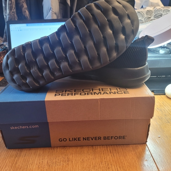 Man's Skechers Sneaker - Picture 6 of 9